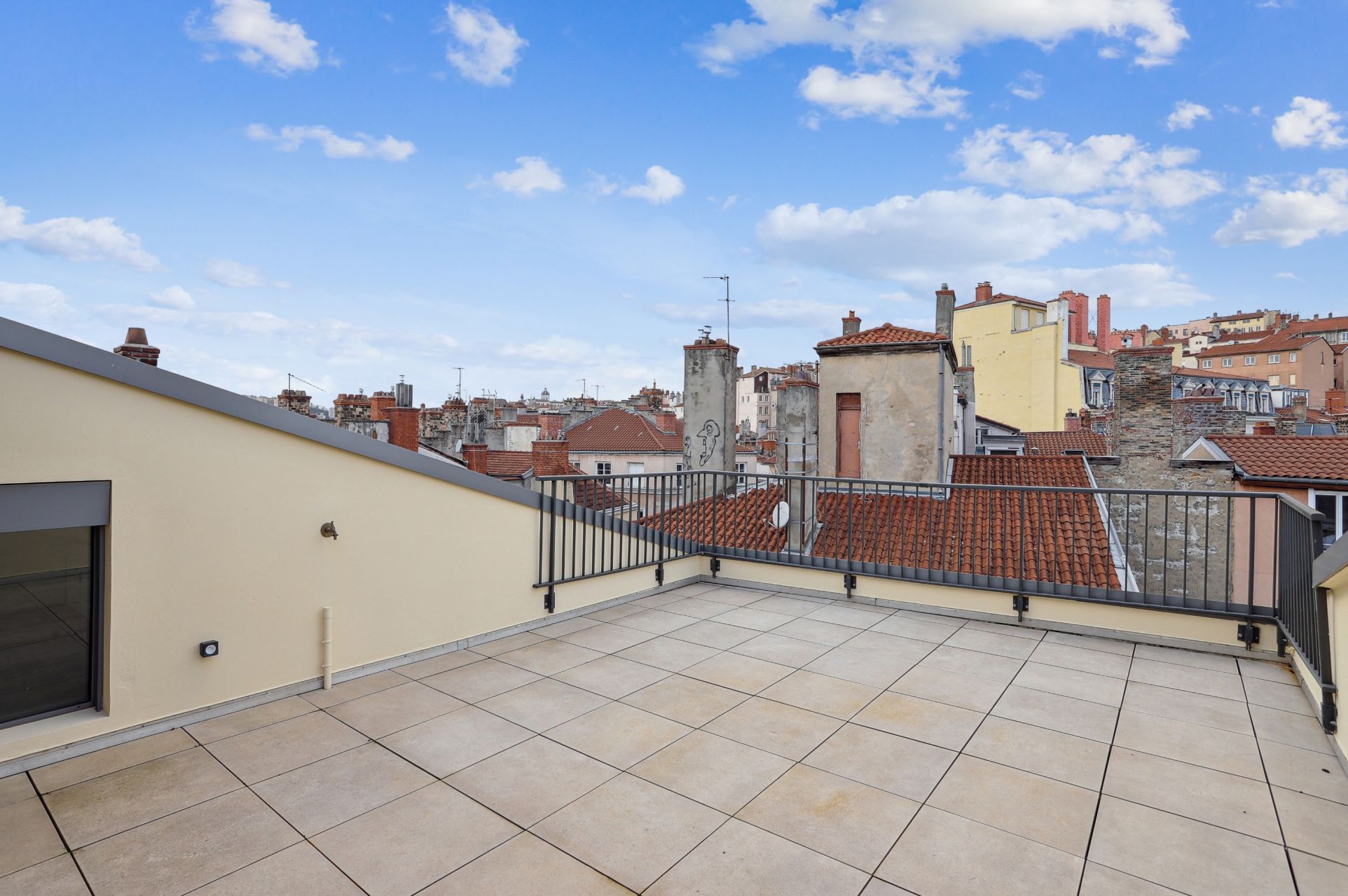 apartment 3 Rooms for sale on LYON (69004)